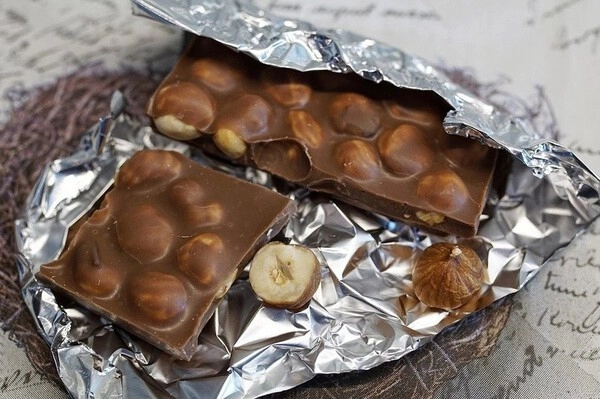 veganski recept: domaca cokolada z lesniki in cimetom